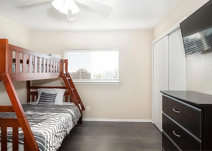 Cozy Home - Self Check-In W/Spacious Deck
