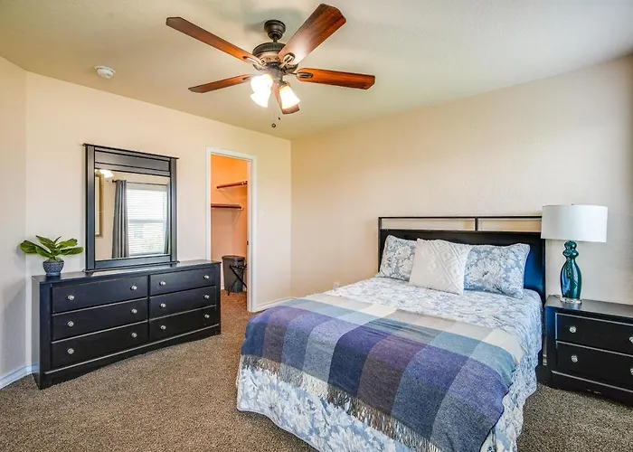 San Antonio Townhome ~ 2 Mi To Aquarium!